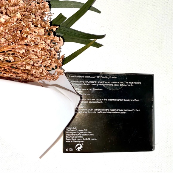 No7 Lift & Luminate Powder - Picture 4 of 5